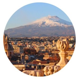 Panoramablick auf Catania mit dem rauchenden Ätna, Sizilien – Sprach- und Kulturreise Italienisch Niveau B1 mit Corsi Fronterré.